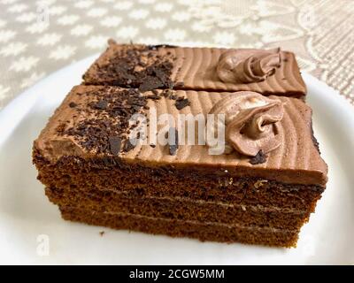 Torta al cioccolato semplice fetta doppia servita in un piatto Foto Stock