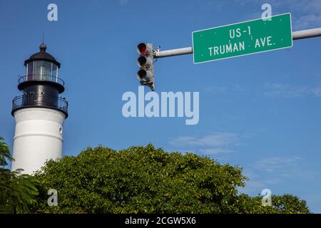 Al semaforo di Key West, prosegui su Truman Avenue Foto Stock