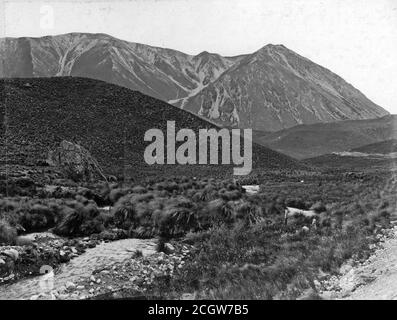 Scena vicino al campo di lavoro a Broken River per la Midland Line, Isola del Sud, Nuova Zelanda, in circa 1905. Dalla collezione della famiglia Logie. Foto Stock