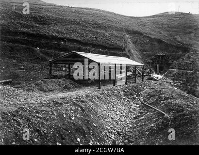 Il lavoro inizia su una ferrovia tunnerl vicino Broken River per la Midland Line, South Island, Nuova Zelanda, in circa 1905. Dalla collezione della famiglia Logie. Foto Stock