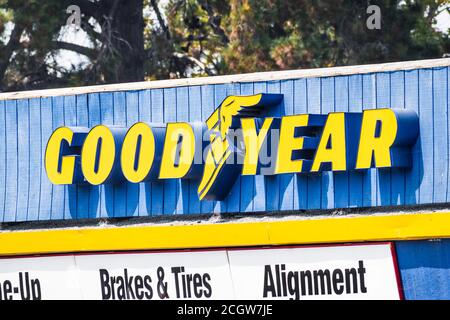 2 settembre 2020 Sunnyvale / CA / USA - primo piano del logo Goodyear presso uno dei loro centri di assistenza Auto; la Goodyear Tire & Rubber Company è un Amer Foto Stock