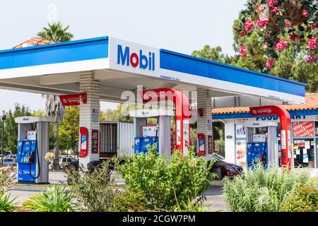 2 settembre 2020 Santa Clara / CA / USA - distributore di benzina Mobil nella zona sud della baia di San Francisco Foto Stock