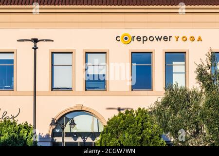 8 settembre 2020 Santa Clara / CA / USA - Corepower Yoga posizione nella zona sud di San Francisco Bay; CorePower Yoga è la più grande catena di studi di yoga in Foto Stock