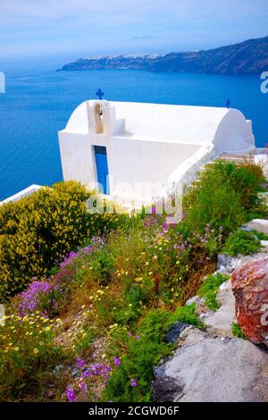 Cappella di Agios Ioannis Apokefalistheis, alla base della roccia di Skaros, Santorini, Grecia Foto Stock