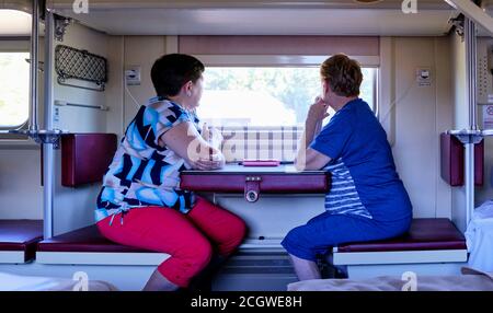Due amiche senior viaggiano in treno attraverso la Russia. Foto Stock