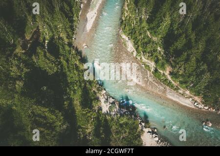 Vista panoramica sulle montagne e sul fiume. Destinazione Alpina Italiana. Acqua turchese cristallina. Foto Stock