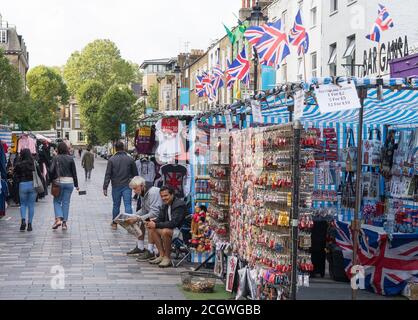 Le bancarelle di Camden Market con Union Jack bandiere sopra la stalla. Camden, Londra Foto Stock