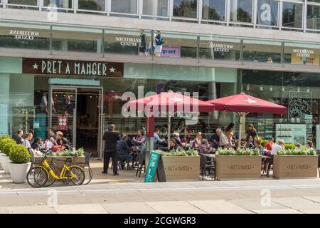 Pret a Manger sulla riva sud del Tamigi su una soleggiato dire con un sacco di persone. Londra Foto Stock