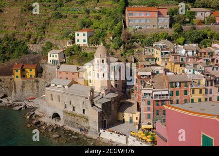 Vista di Vernazza, uno dei cinque antichi borghi che compongono le cinque Terre d'Italia sulla costa ligure Foto Stock