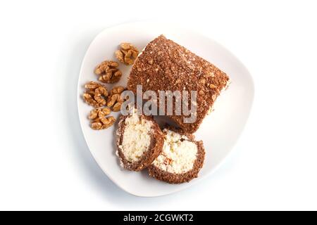 Torta al rotolo con cagliata e noci isolate su sfondo bianco. Vista dall'alto, primo piano. Foto Stock