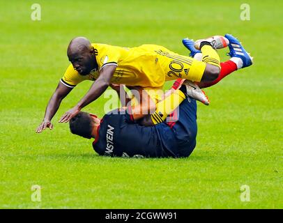 Emmanuel Boateng (20), centrocampista del Columbus Crew SC, cade su Chicago Fuoco difensore del FC Jonathan Bornstein (3) come i due combattuti Per la sfera durante una M Foto Stock