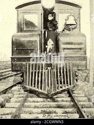 . La rivista ferroviaria di strada. La possibilità di costruire e gestire locomotive elettriche capaci di un ampio campo esiste per le apparecchiature elettriche delle linee suburbanee di diramazione di strade a vapore, quando l'attività attuale e possibile è di natura tale che il suo pieno sviluppo può essere raggiunto solo nelle condizioni particolari difunzionamento reso possibile dall'uso di trac-zione elettrica. Un ottimo esempio della riuscita realizzazione di questa possibilità si trova nel caso della Hull ElectricRailway. La ferrovia elettrica di Hull corre da Hull, una città di 15mila abitanti, che giace immedia Foto Stock