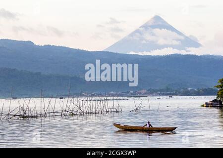 Lago Buhi con vulcano Mayon sullo sfondo Foto Stock