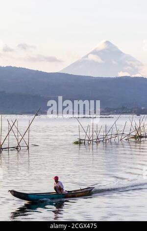 Lago Buhi con vulcano Mayon sullo sfondo Foto Stock