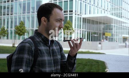 Happy casual uomo d'affari casual registrazione audio messaggio vocale rec Foto Stock