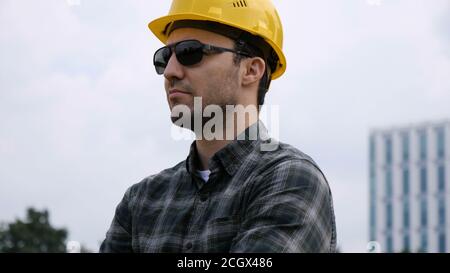 Costruttore, costruttore, caposquadra o lavoratore che indossa tinte o sungla Foto Stock