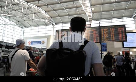 Praga, Repubblica Ceca. - 1 agosto 2019: Uomo che guarda il monitor Foto Stock