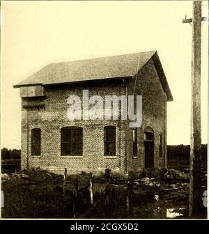 . Il giornale ferroviario di strada . SOTTOSTAZIONE SULLA FERROVIA DI SPRINGFIELD, TROY & PIQUA ci sono due sottostazioni sulla Springfield, Troy & Piquain aggiunta a quella nella casa; una situata a Thackary Grounded, negative una. Bus equalizzatore. SCHEMA convertitore Eotary DEL CABLAGGIO DEL QUADRO ELETTRICO NELLA SOTTOSTAZIONE INTERMEDIA DEL CAMPO PRIMAVERILE, DEI piani FERROVIARI TROY & PIQUA ELECTRIC, con camera di aria-blast per cablaggio c.a., come nella stazione centrale. Ogni stazione è progettata per due rotaie da 300 kw, ma una è attualmente installata. E 'l'intenzione torun due rotari da una banca di tre trans Foto Stock