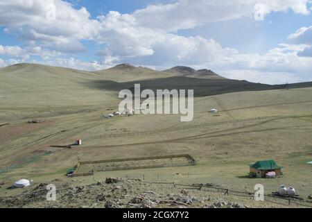 Campo di Ger in paesaggio naturale in Mongolia Foto Stock