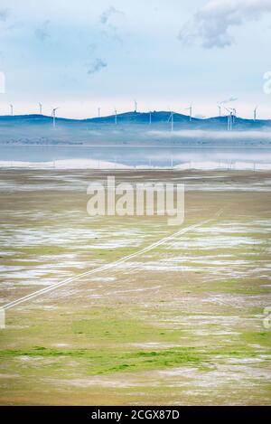 Le basse nuvole e le turbine eoliche si riflettono nel lago George, recentemente ricaricato, vicino a Canberra, ACT, Australia. Il lago è stato asciutto per molti anni. Foto Stock