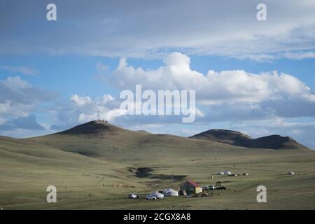 Campo di Ger in paesaggio naturale in Mongolia Foto Stock