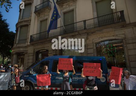 Barcellona, Spagna. 12 settembre 2020. Durante la manifestazione i manifestanti indossano maschere facciali che tengono cartelli. UN gruppo di difesa dei rifugiati protesta in solidarietà con il campo profughi ha messo in fuoco a Moria, in Grecia, dove sono fuggiti più di 13,000 richiedenti asilo. Credit: SOPA Images Limited/Alamy Live News Foto Stock