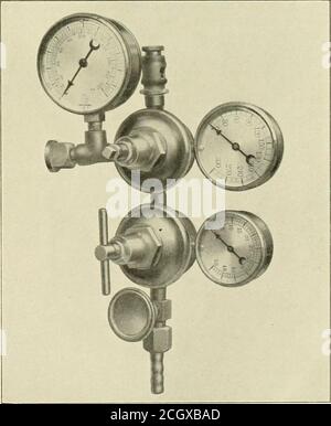 . Le stazioni di rifornimento tsch sono attrezzate per fornire gas Pintsch a 100 atmosfere di pressione, in modo che la quantità di combustibile necessaria per il taglio o la saldatura possa essere pelo-nitidata nella forma più compatta, che è un altro fattore di aiuto nel basso costo di taglio di metallo da parte di questa apparecchiatura. L'attrezzatura di taglio e saldatura Oxy-Pintsch è semplice e compatta. Il gas Pintsch, analogamente all'ossigeno utilizzato, può essere direttamente applicato alla torcia da fiasche a bassa pressione o ad alta pressione. Il gas può essere distribuito anche attraverso le tubazioni operate dalla Safety Car Heating & Lighting COM-p. Foto Stock