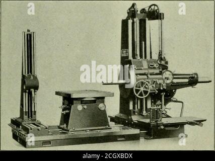 . Ingegnere meccanico ferroviario . Brinell e Scleroscope macchina di prova di durezza OTTOBRE. 1921 RAILWAY MKVHANICAL ENGINEER 657 alesatrice, foratrice e fresatrice ANCORA una linea di alesatrici orizzontali, foratrici e fresatrici Bas è stata sviluppata dalla Pawling &Harnischfeger Company, Milwaukee, Wis., della quale la macchina 4-F di stile, mostrata nelle Figg. 1 e 2, è la dimensione più grande. Questa macchina è stata progettata in modo essenziale per operazioni di fresatura pesante e 1 e può essere utilizzata sia per macchine ad uso singolo asa che per lavori generici in officina. La macchina è moderna nel design, costruita per guidare ad alta velocità Foto Stock