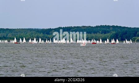 Minsk, Bielorussia. 12 settembre 2020. Gli adolescenti salpano barche a gommone a mano singola in un concorso per la selezione delle élite per la squadra nazionale a Minsk, Bielorussia, 12 settembre 2020. Credit: Henadz Zhinkov/Xinhua/Alamy Live News Foto Stock