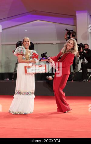 Venezia, Italia. 12 settembre 2020. La regista Ana Rocha de Sousa e Paula Alvarez Vaccaro pongono con il Leone del futuro - Premio Venezia "Luigi De Laurentiis" per un film di debutto durante la fotocellula dei vincitori al 77esimo Festival del Cinema di Venezia il 12 settembre 2020 a Venezia. Credit: Annalisa Flori/Media Punch/Alamy Live News Foto Stock