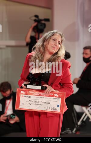 Venezia, Italia. 12 settembre 2020. La regista Ana Rocha de Sousa e Paula Alvarez Vaccaro pongono con il Leone del futuro - Premio Venezia "Luigi De Laurentiis" per un film di debutto durante la fotocellula dei vincitori al 77esimo Festival del Cinema di Venezia il 12 settembre 2020 a Venezia. Credit: Annalisa Flori/Media Punch/Alamy Live News Foto Stock