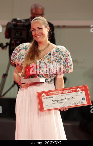 Venezia, Italia. 12 settembre 2020. Il regista Ana Rocha de Sousa si pone con il Leone del futuro - "Luigi De Laurentiis" Venezia Award per un film di debutto durante la fotocellula dei vincitori al 77esimo Festival del Cinema di Venezia il 12 settembre 2020 a Venezia. Credit: Annalisa Flori/Media Punch/Alamy Live News Foto Stock