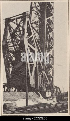 . Rivista dei dipendenti di Baltimora e Ohio . ^-cinque motore a benzina di potenza cavalli è pro-. I BLOCCHI DI CEMENTO BILANCIANO L'ENORMOUSWEIGHT DEL PONTE vieded per azionare il ponte in caso di offailure della potenza elettrica. L'impianto di interbloccaggio che viene installato attualmente deve essere elettronico-trico in tutto, e} essere puril aggiornato in ogni particolare. Questa preziosa aggiunta alla proprietà della Baltimora & Ohio Railroad wassupervised durante la costruzione da J. E.Greiner, ingegnere di consulenza, Baltimora, MD L. G. Curtis, ingegnere distrettuale atChicago, ha avuto la diretta responsabilità del lavoro in Foto Stock