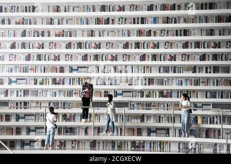 Pechino, Cina. 12 settembre 2020. La gente visita la Biblioteca della Nuova Area di Tianjin Binhai a Tianjin, Cina del nord, 12 settembre 2020. La biblioteca, un nuovo punto di riferimento culturale di Tianjin, ha riaperto sabato. Credit: Zhao Zishuo/Xinhua/Alamy Live News Foto Stock