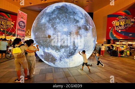 Pechino, Cina. 12 settembre 2020. La gente visita un mercato notturno in un centro commerciale nel distretto di Daxing di Pechino, capitale della Cina, 12 settembre 2020. Credit: Li Xin/Xinhua/Alamy Live News Foto Stock