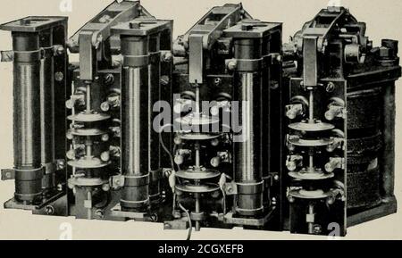 . Ferrovie elettriche, trattate teoricamente e praticamente . ^4^ Fig. 96. - CON-TROLLER PRINCIPALE. 156 FERROVIE ELETTRICHE. A una velocità come lenta come desiderato, ma non può superare la velocità predeterminata per cui il relè è regolato. Fig. 97. – CONTATTORE CON CONTATTI INTERBLOCCANTI. (Vista frontale). Foto Stock