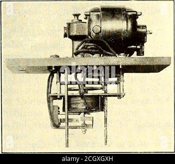 . L'azione del giornale ferroviario elettrico fornisce un reset istantaneo chelimpedisce al relè di tempo di avere un carattere-acteristico cumulativo. Salvaguardia dell'apparato sottostazione una sottostazione automatica deve essere necessariamente meglio protetta rispetto ad una normale cancelleria ad azionamento manuale, in quanto il controllo automatico è necessario per curare tutte le situazioni operative che possono insorgere. Le caratteristiche protettive che sono state fornite nella documentazione in discussione sono descritte di seguito. Protezione contro la tensione Lotv all'avviamento. - relè n. 2, un relè di tipo a induzione che funziona su una singola fase Foto Stock