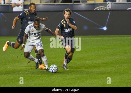 Chester, Pennsylvania, Stati Uniti. 12 settembre 2020. Il giocatore di Philadelphia Union BRENDEN AARONSON, (22) combatte per la palla contro il giocatore di Revolution, CRISTIAN PENILLA (70) allo stadio di Subaru Park a Chester PA Credit: Ricky Fitchett/ZUMA Wire/Alamy Live News Foto Stock