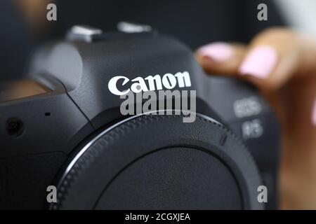 Minsk, Bielorussia - 30 luglio 2020 : mano femminile che tiene una macchina fotografica canon closeup . Editoriale illustrativo Foto Stock