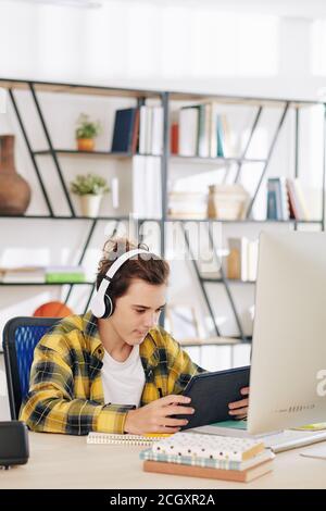 Teenager che guarda il blog online Foto Stock