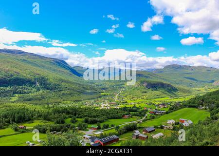 Panorama Norvegia, Monti Hemsedal, Agriturismi rossi e prati verdi, Viken, Buskerud. Foto Stock