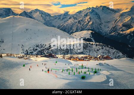 Sciatori attivi nello snowpark sciare in discesa nelle Alpi. Sciatori freeride sciatori nella neve parco, Alpe d'Huez, Francia, Europa Foto Stock