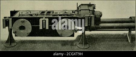 . Ingegneria ferroviaria e locomotiva : una rivista pratica di energia motrice ferroviaria e materiale rotabile. Sono montate piastre e testate corrispondenti. I tubi sono l'aprile 1927, L'INGEGNERIA FERROVIARIA E LOCOMOTIVA 97 sono suddivisi in due gruppi principali; Lo scarico ascende ilcontenuto nel primo gruppo e discende quelli del secondo gruppo fino alla testata inferiore dalla quale il condensato viene prelevato e scaricato attraverso l'intercooler della pompa dell'aria fino al pozzetto caldo sotto la cabina mediante la pompa per carotaggio. Una ventola azionata da turbina aspira aria sui tubi del condensatore e allo stesso tempo l'acqua viene liberata da un n° Foto Stock