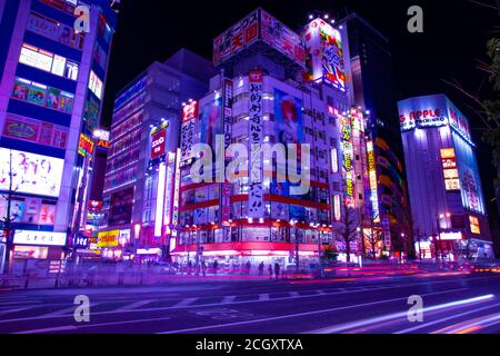 Una strada al neon notturna nel centro di Akihabara Tokyo ampio scatto Foto Stock