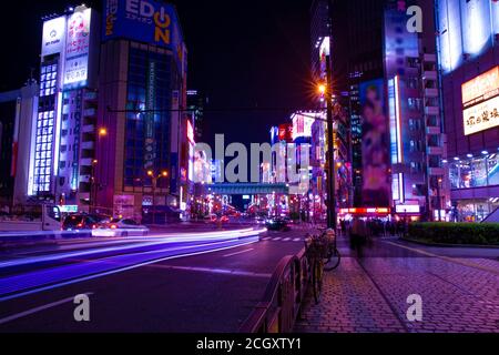 Una strada al neon notturna nel centro di Akihabara Tokyo ampio scatto Foto Stock