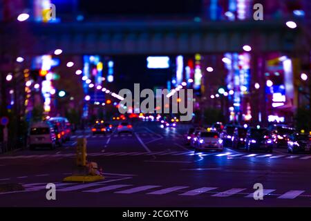 Una strada al neon notturna nel centro di Akihabara Tokyo scatto lungo Foto Stock