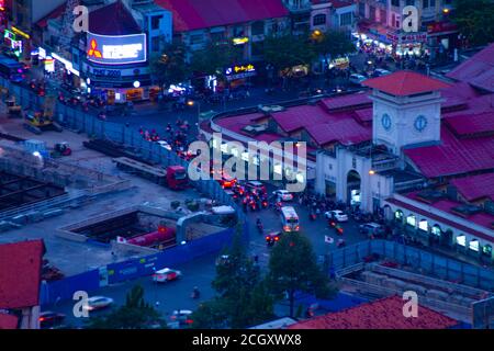 Un ingorgo al tramonto al mercato di ben Thanh ad ho Scatto lungo ad alto angolo Chi Minh Foto Stock