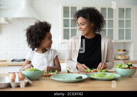 La famiglia multirazziale si diverse a cucinare insieme durante il fine settimana. Foto Stock