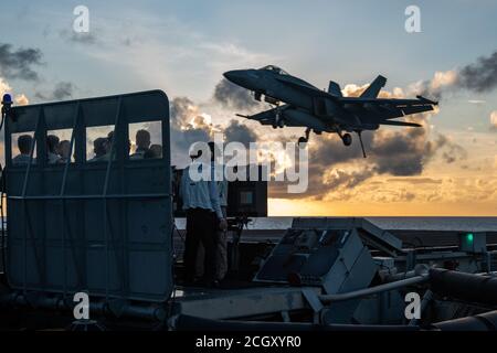 200912-N-ML137-2096 MARE DELLE FILIPPINE (SETTEMBRE 12, 2020) un F/A-18E Super Hornet attaccato al Eagles of Strike Fighter Squadron (VFA) 115 si avvicina al ponte di volo dell'unica portaerei della marina USS Ronald Reagan (CVN 76). Ronald Reagan, il fiore all'occhiello del Carrier Strike Group 5, fornisce una forza pronta per il combattimento che protegge e difende gli Stati Uniti, nonché gli interessi marittimi collettivi dei suoi alleati e partner nella regione Indo-Pacifico. (STATI UNITI Navy Photo by Mass Communication Specialist 2° Classe Samantha Jetzer) Foto Stock