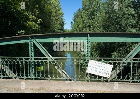 Moy-de-l'Aisne Francia - 30 luglio 2020 - Ponte sopra Oise fiume in Francia Foto Stock